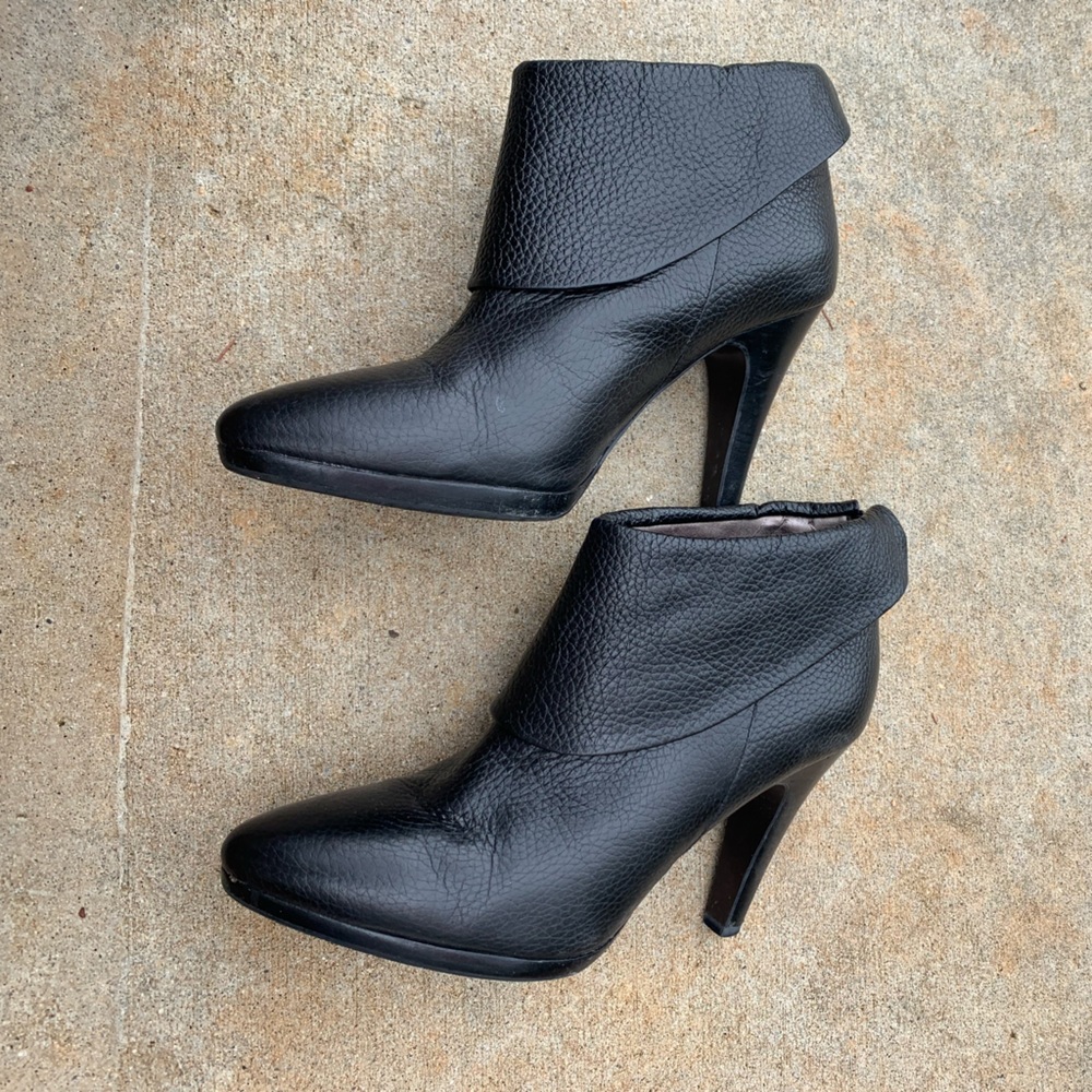 Banana Republic Cruz Ankle Booties in Black